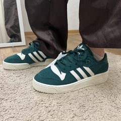 Заказ клиента: зелёные замшевые кроссовки Adidas